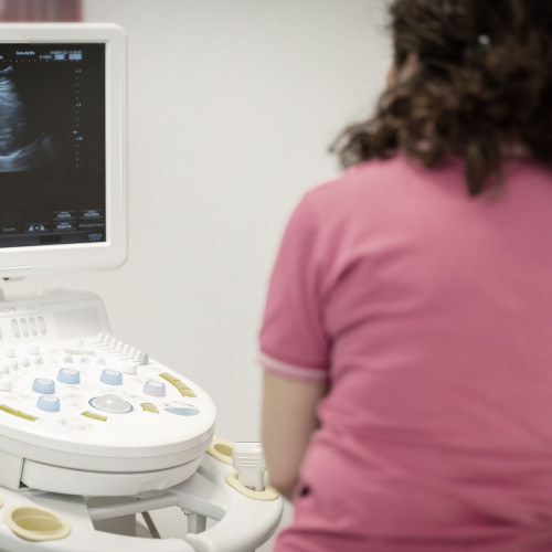 Frau Mansooreh Baghaie bei der Ultraschallbehandlung