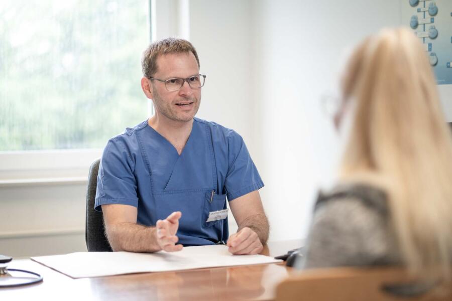 Dr. med. Christian Reimling im Patientengespräch