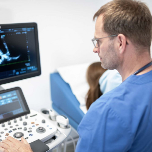 Dr. med. Christian Reimling bei der Behandlung