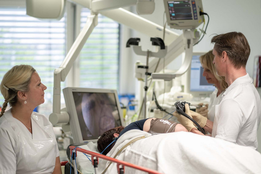 Dr. med. Hans-Jürgen Vogel und sein Team bei der Behandlung