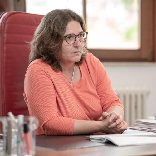 Dr. med. Stefanie Ziehms im Gespräch mit einer Patientin