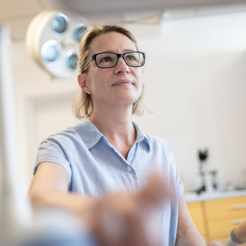 Frau Kirstin Kirchmeier während der Behandlung