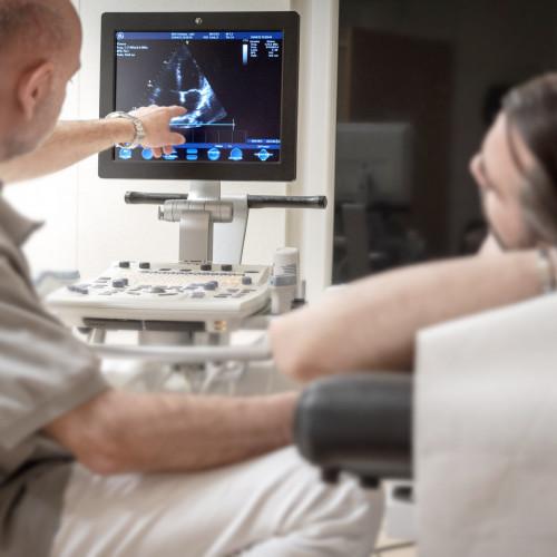 Herr Hans-Joachim Ulmer bei der Behandlung eines Patienten