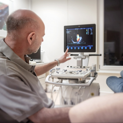 Herr Hans-Joachim Ulmer bei der Behandlung eines Patienten