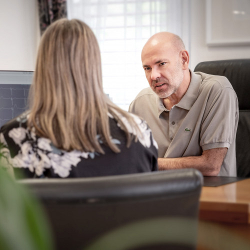 Herr Hans-Joachim Ulmer im Gespräch mit einer Patientin