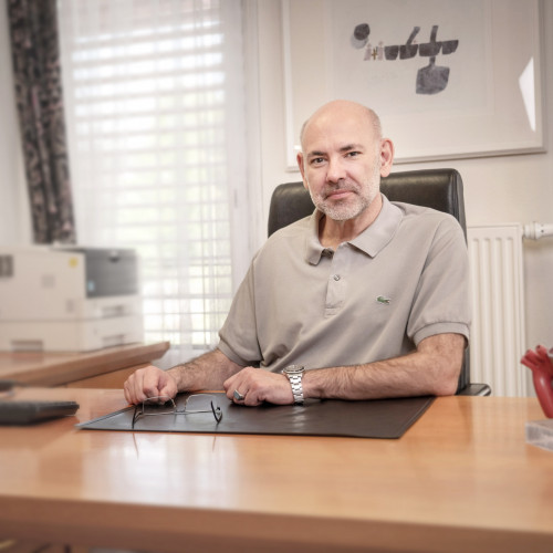 Herr Hans-Joachim Ulmer im Behandlungszimmer