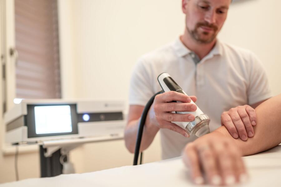 Dr. med. Gregor Kopp bei der Behandlung einer Patientin