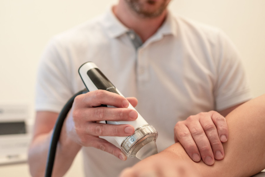 Dr. med. Gregor Kopp bei der Behandlung einer Patientin