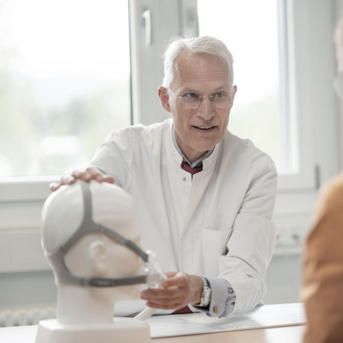 Dr. med. Helmut Debes während der Behandlung