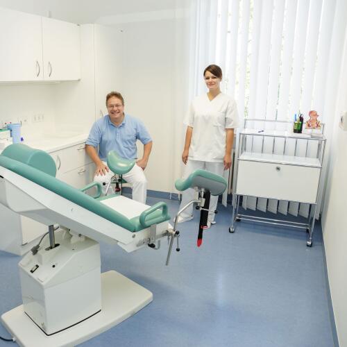 Dr. med. Ralph Link mit MFA in Behandlungsraum