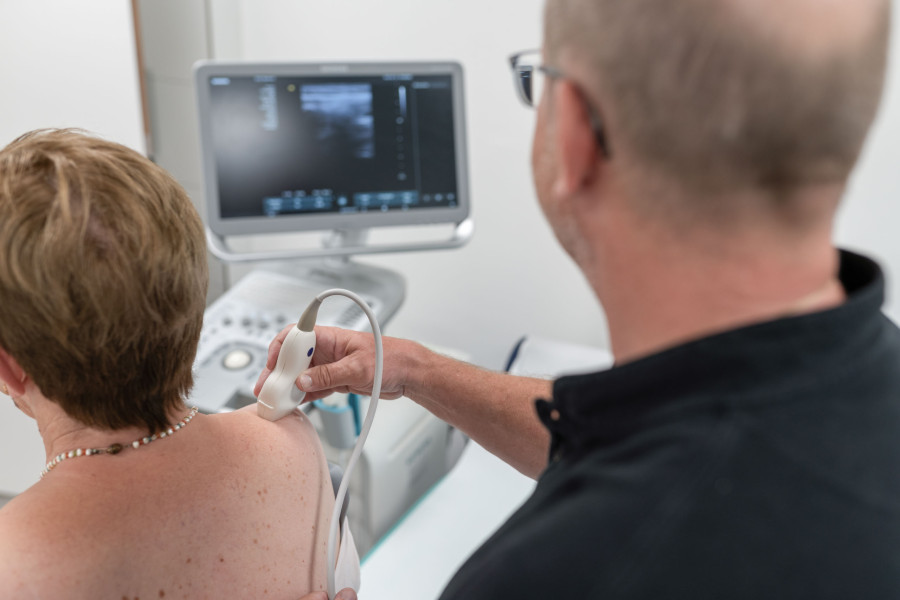 Herr Klaus Eisele bei der Behandlung einer Patientin